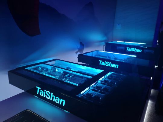 Компания HUAWEI начала рассылку обновлений OC EMUI 10 в России